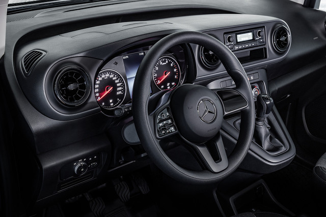 Der-neue-Mercedes-Benz-Citan-Interieur-Noseanblau-Mercedes-Benz-Citan-Tourer-113-Kraftstoffverbrauch