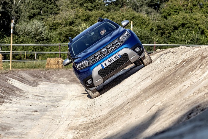 10-2021-New-Dacia-Duster-4-X4-Iron-Blue-tests-drive