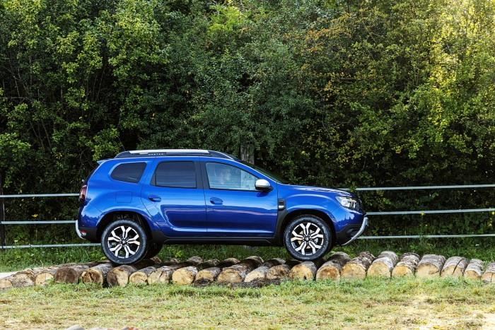 7-2021-New-Dacia-Duster-4-X4-Iron-Blue-tests-drive