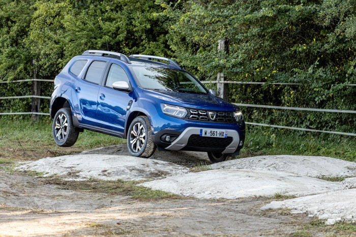18-2021-New-Dacia-Duster-4-X4-Iron-Blue-tests-drive