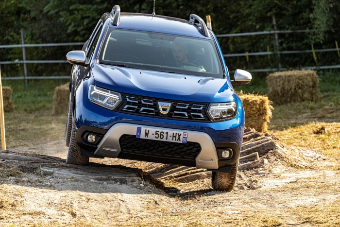 25-2021-New-Dacia-Duster-4-X4-Iron-Blue-tests-drive