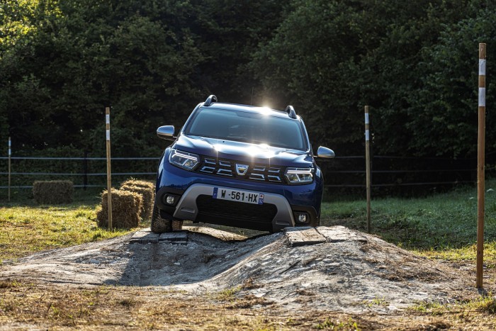 8-2021-New-Dacia-Duster-4-X4-Iron-Blue-tests-drive