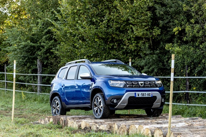 17-2021-New-Dacia-Duster-4-X4-Iron-Blue-tests-drive