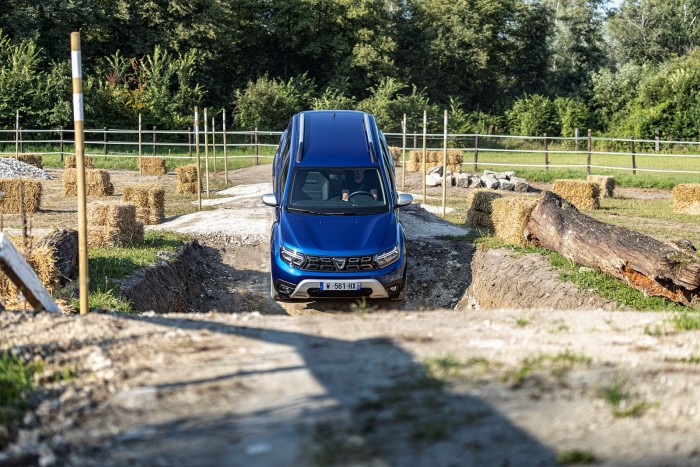 21-2021-New-Dacia-Duster-4-X4-Iron-Blue-tests-drive