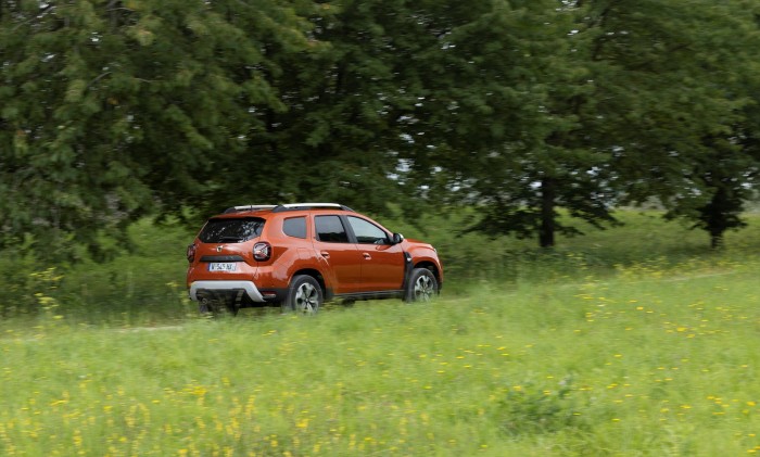 19-2021-New-Dacia-Duster-4-X2-Arizona-Orange-tests-drive
