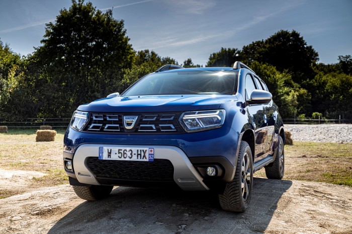 32-2021-New-Dacia-Duster-4-X4-Iron-Blue-tests-drive