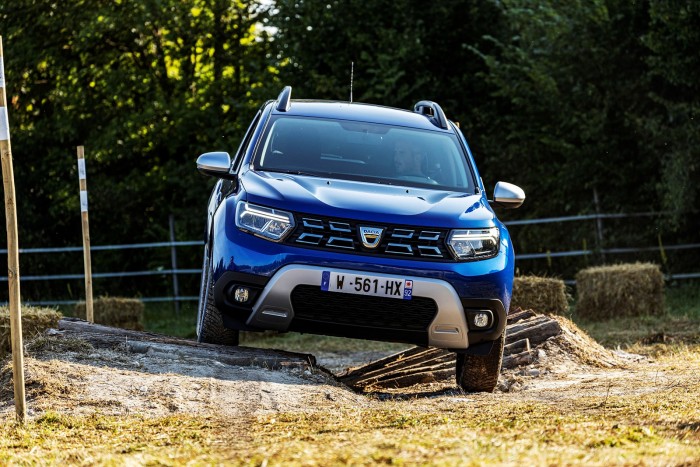 16-2021-New-Dacia-Duster-4-X4-Iron-Blue-tests-drive
