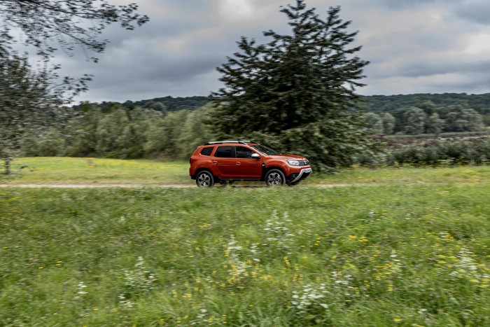 17-2021-New-Dacia-Duster-4-X2-Arizona-Orange-tests-drive