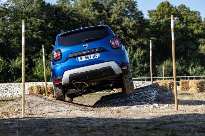 23-2021-New-Dacia-Duster-4-X4-Iron-Blue-tests-drive