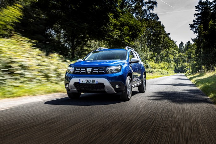 2-2021-New-Dacia-Duster-4-X4-Iron-Blue-tests-drive