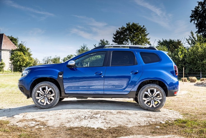 36-2021-New-Dacia-Duster-4-X4-Iron-Blue-tests-drive