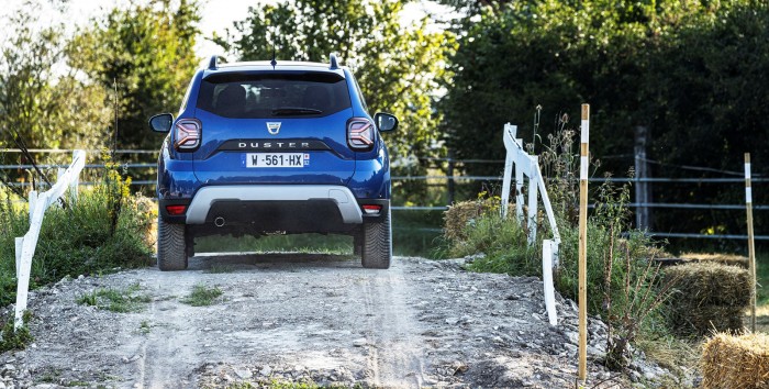 15-2021-New-Dacia-Duster-4-X4-Iron-Blue-tests-drive