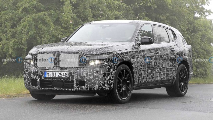 BMW X8 Spied Flaunting Unusual Tailpipe Layout