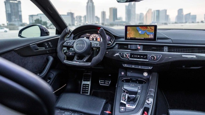 브론즈 휠과 요크 스티어링 휠 장착한 아우디 RS5