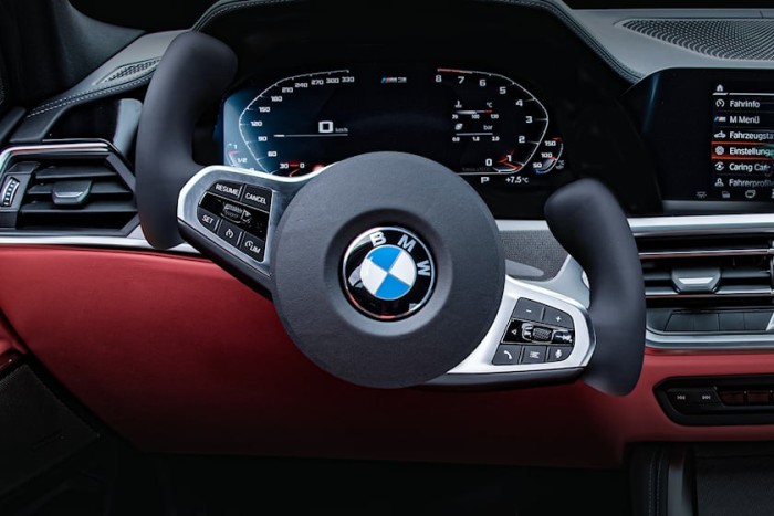 테슬라 요크를 평범하게 만드는 BMW의 요상한 스티어링 휠