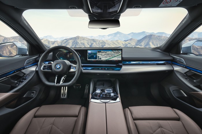 BMW 8세대 5시리즈와 i5 공개, 10월 국내 출시 확정