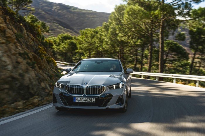 BMW 8세대 5시리즈와 i5 공개, 10월 국내 출시 확정