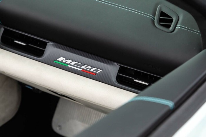 助手席前方には、イタリアのトリコロールとともに「MC20」のロゴが添えられる。車名の“MC”は「マセラティ コルセ」を、“20”はMC20のデビューイヤー「2020年」を示している。