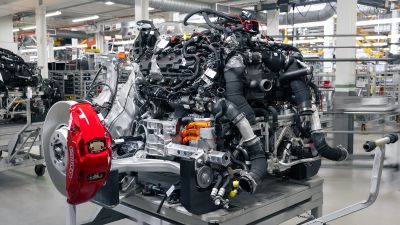 벤틀리, W12 엔진 대체할 새로운 V8 하이브리드 유닛 공개
