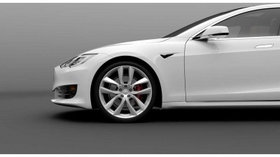 운전대 위쪽 날린 테슬라 모델 S 2번째 리프레시 모델 공식 사진