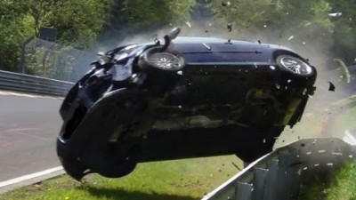 폭스바겐 골프 GTI 뉘르 테스트 중 대형 사고